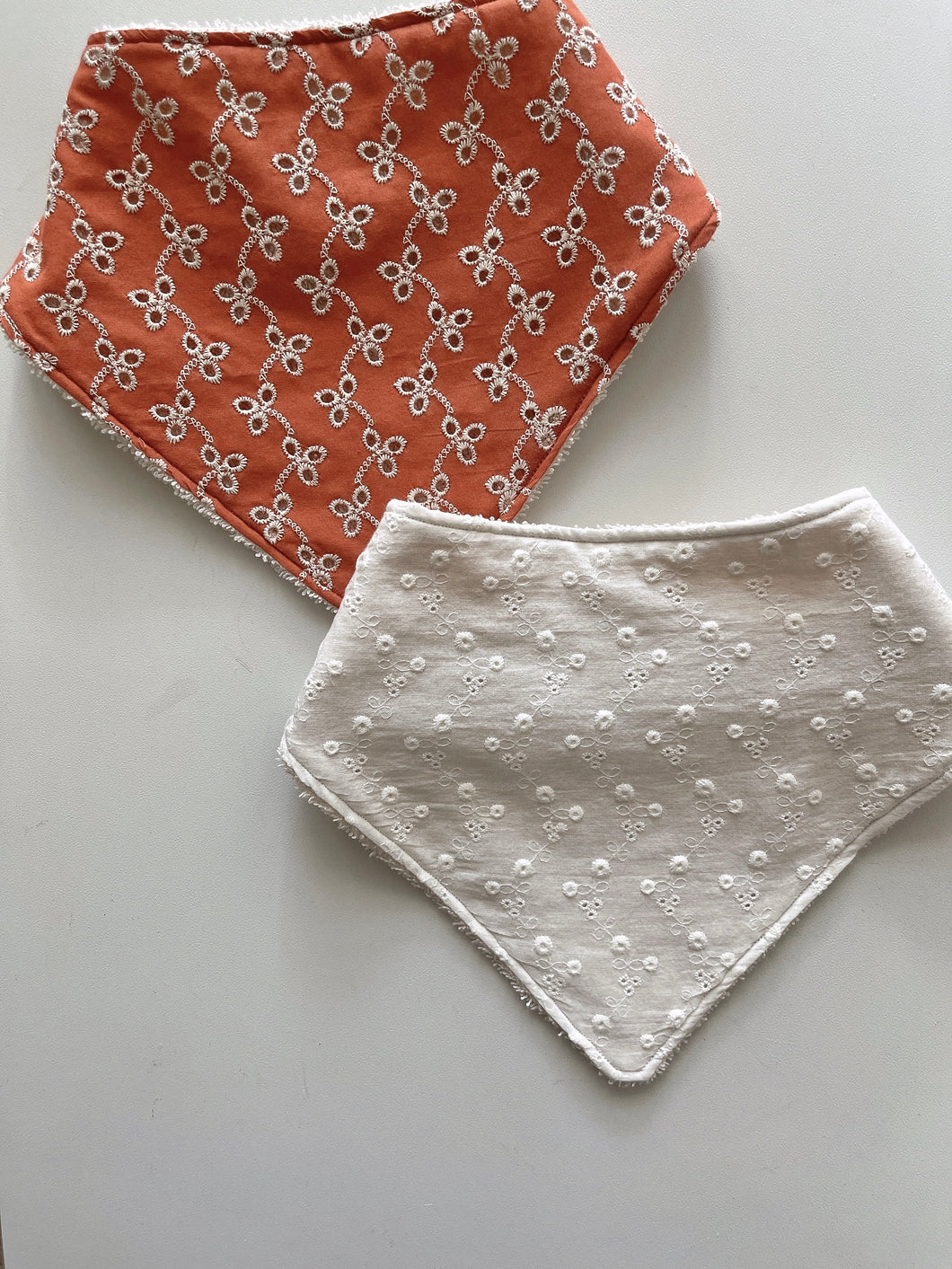 Broderie Warm Brick & Mini Poms Bibs